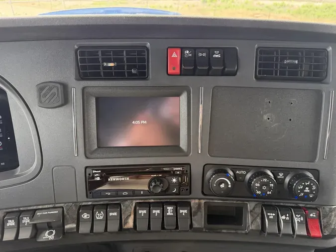 2024 Kenworth W990c11e828d1f27c4343e4426f45fa2c53d