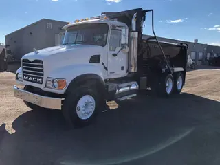 2005 MACK CV713