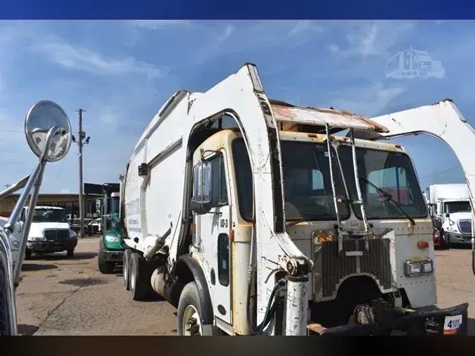 2011 PETERBILT 320