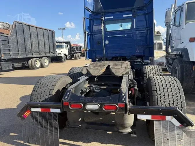 2021 VOLVO VNR64T300