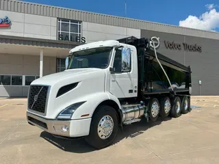 2020 VOLVO VNR64300