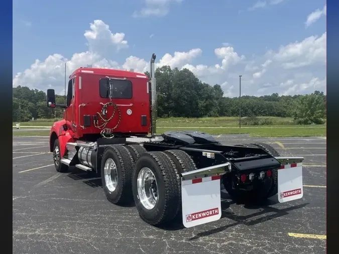 2025 Kenworth T880