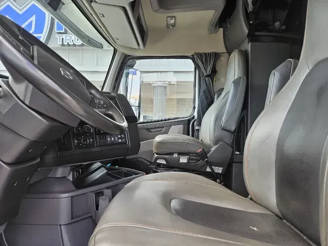 2023 VOLVO VNL64T860
