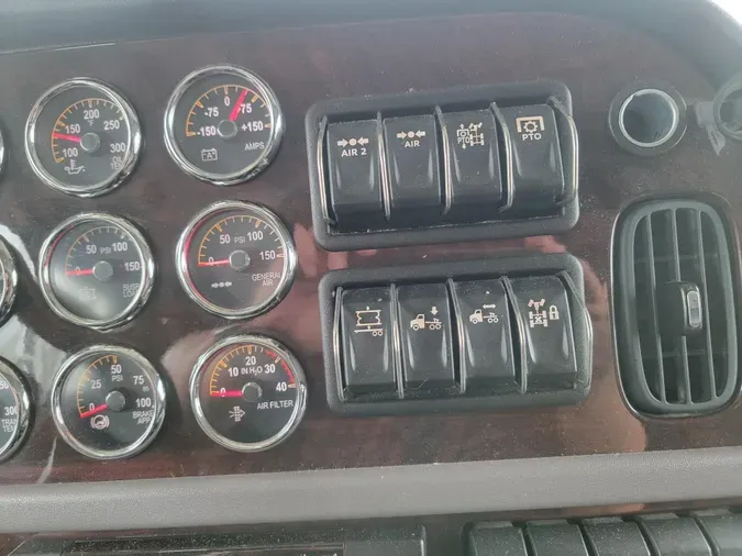 2023 Peterbilt 389