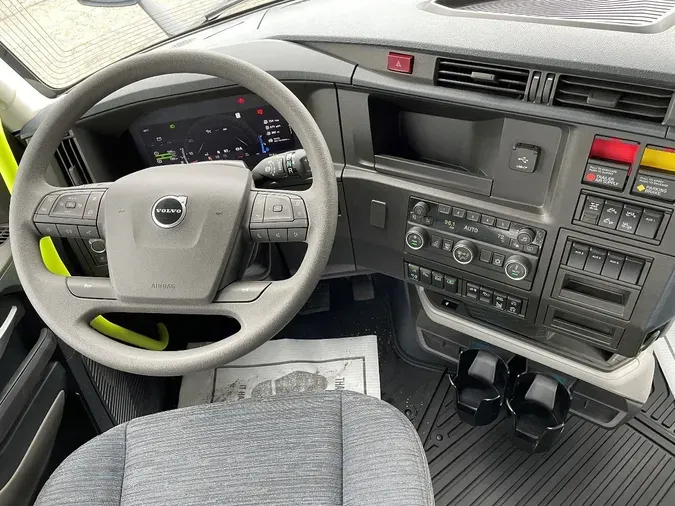 2025 VOLVO VNL64T300