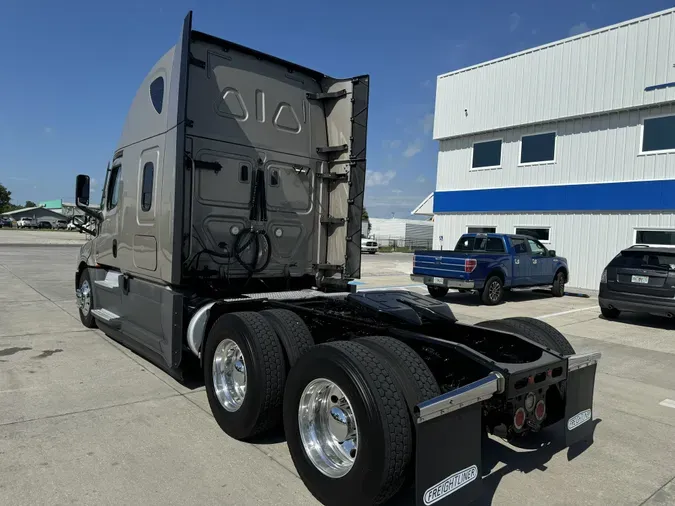 2021 Freightliner Cascadia 126