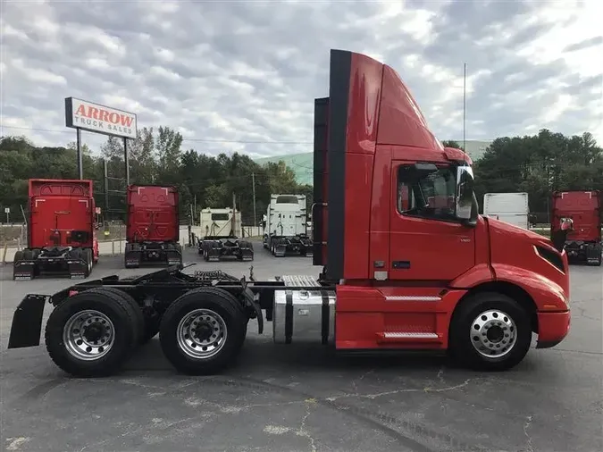 2020 VOLVO VNR300