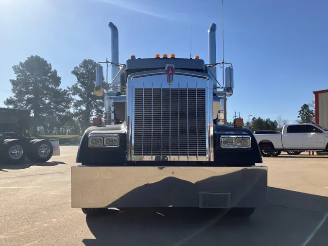 2023 Kenworth W900L