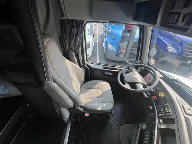 2022 VOLVO VNL760