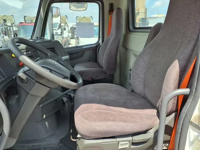 2020 VOLVO VNL64T-300