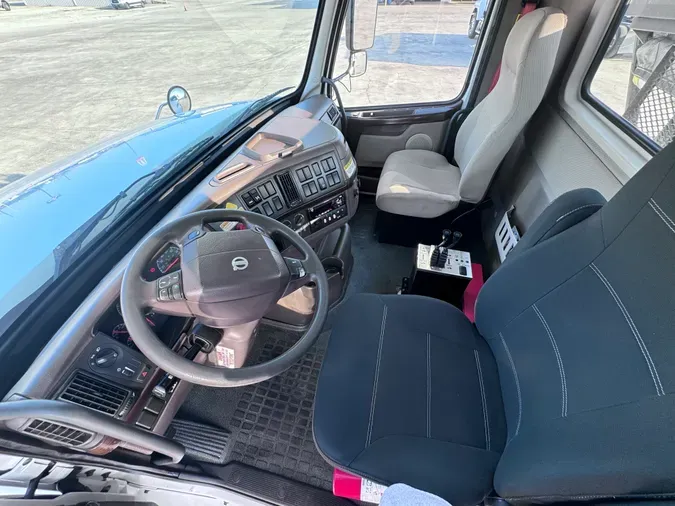 2018 VOLVO VHD64B200