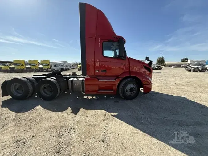 2020 VOLVO VNR64T300