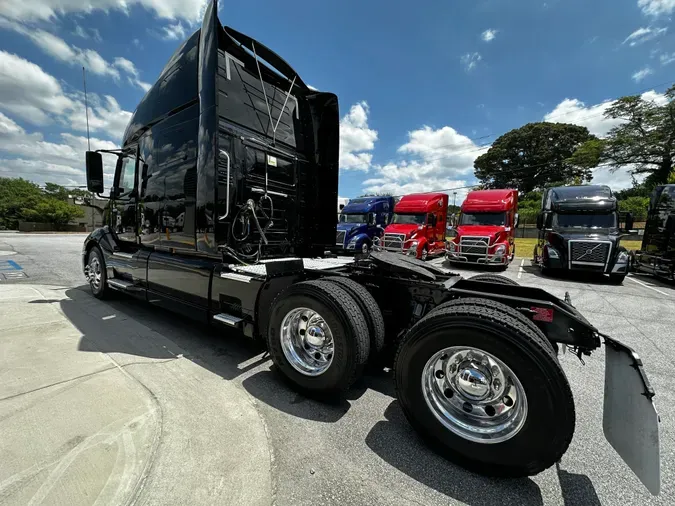 2021 Volvo VNL64T760