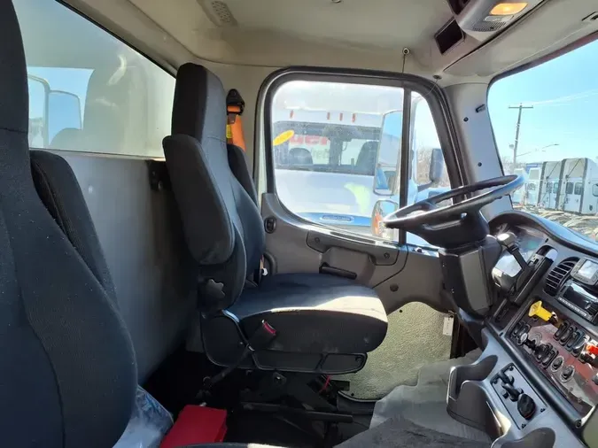 2018 FREIGHTLINER/MERCEDES M2 106