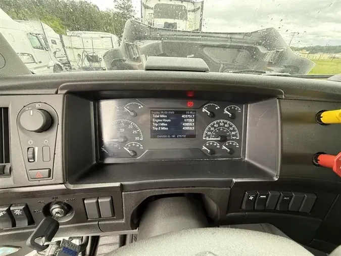 2021 VOLVO VNR640