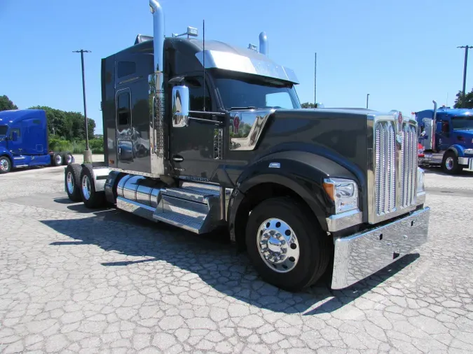 2024 Kenworth W990