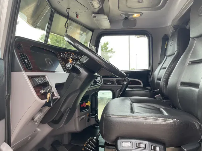 2022 Peterbilt 389