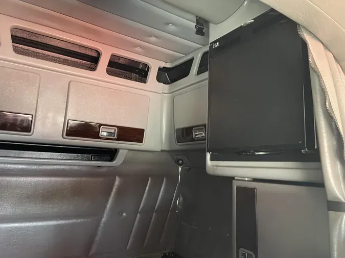 2023 Peterbilt 389