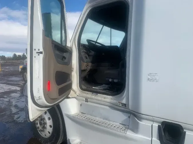 2015 FREIGHTLINER X12564ST