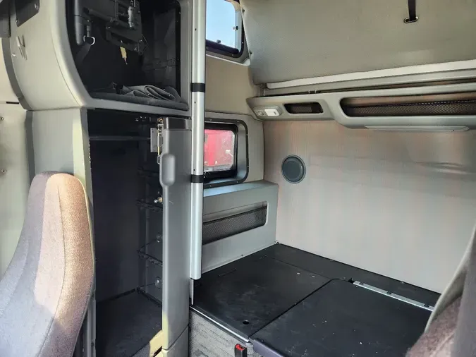 2023 VOLVO VNL64T860
