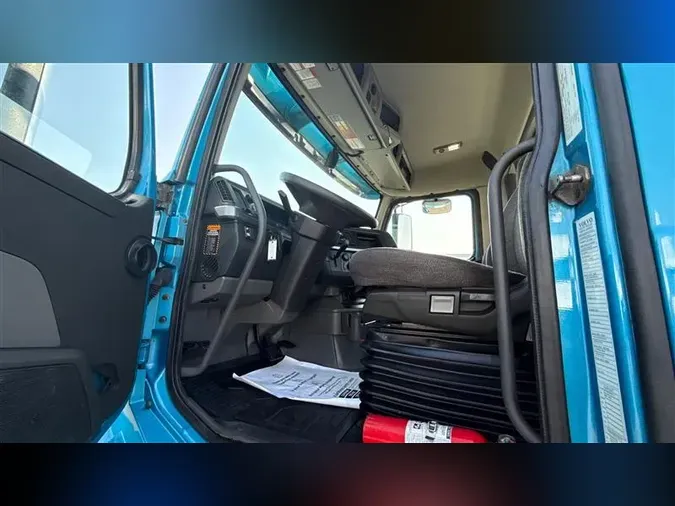 2019 VOLVO VNL300