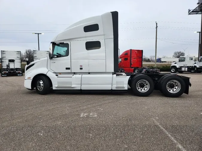 2025 VOLVO VNL64T760