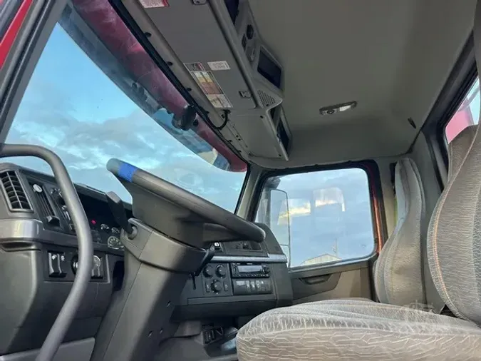 2022 VOLVO VNR64T300