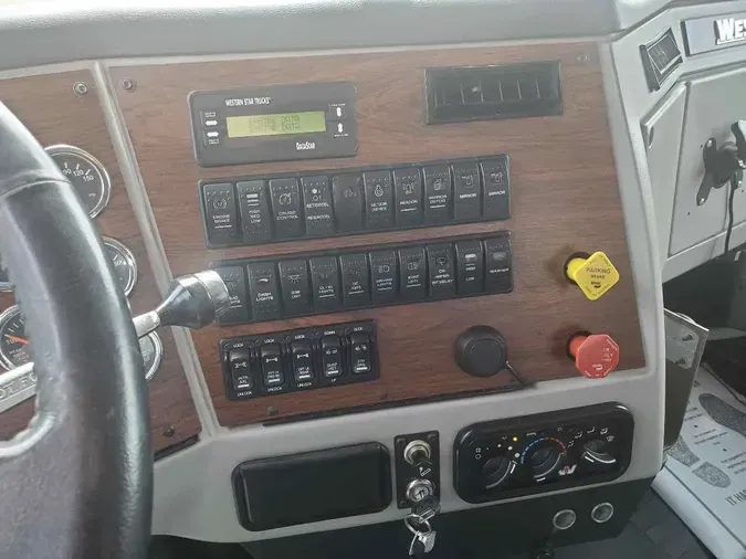 2017 WESTERN STAR 4900SA