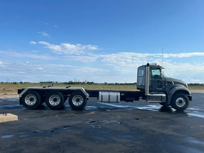 2018 MACK GU714