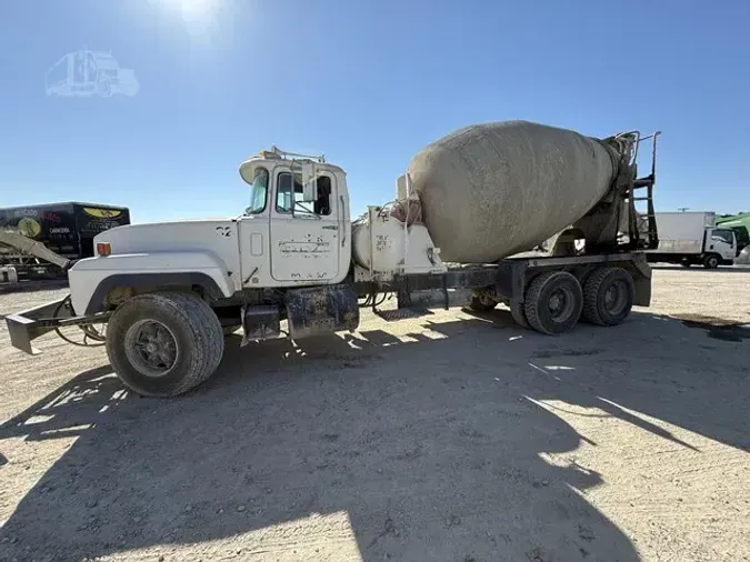 2001 MACK RD688c247e848cba9b8e53bc57eae459708cb