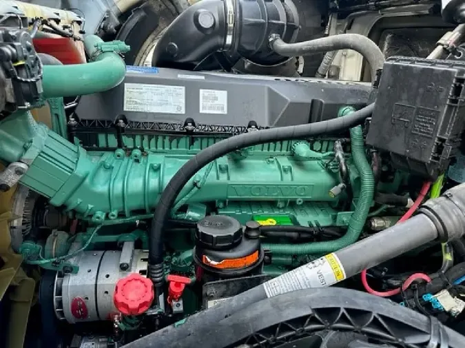 2019 VOLVO VNL64T670
