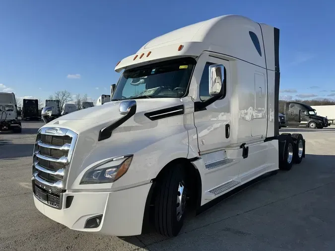 2024 Freightliner Cascadia&reg; Sleeper Cab 126" BBC 72" RR