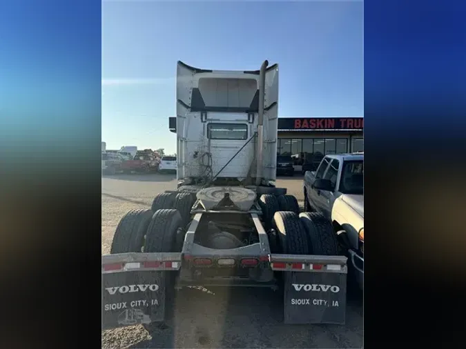 2017 VOLVO VNL64T300