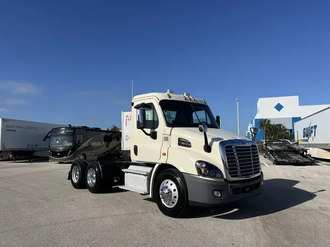 2015 FREIGHTLINER CASCADIA 113