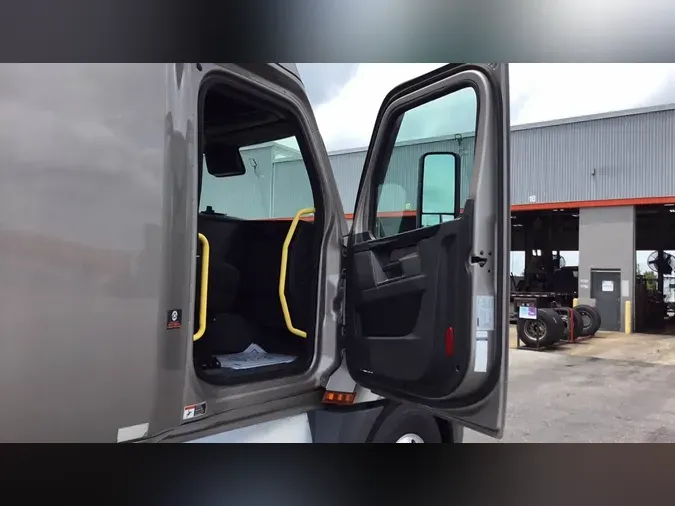2023 Freightliner Cascadia 126
