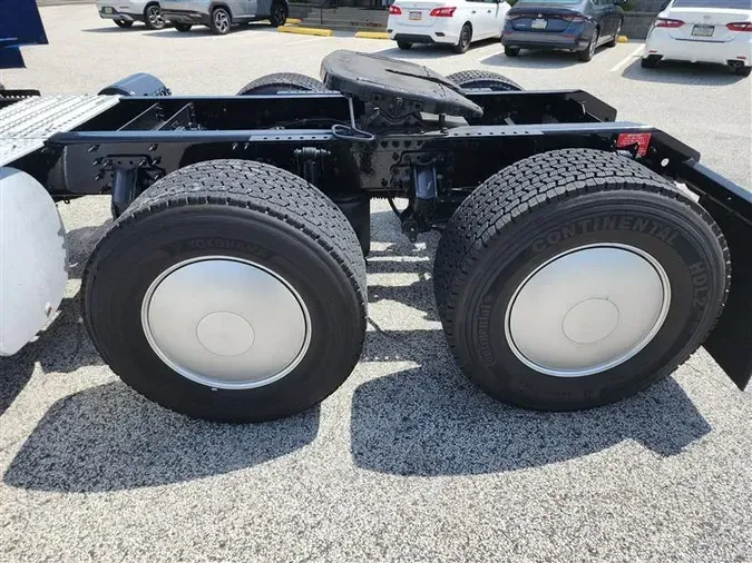 2020 VOLVO VNR300