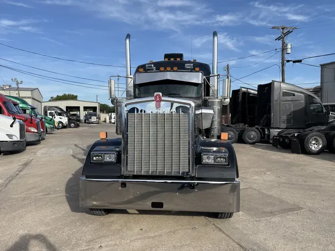 2023 Kenworth W900