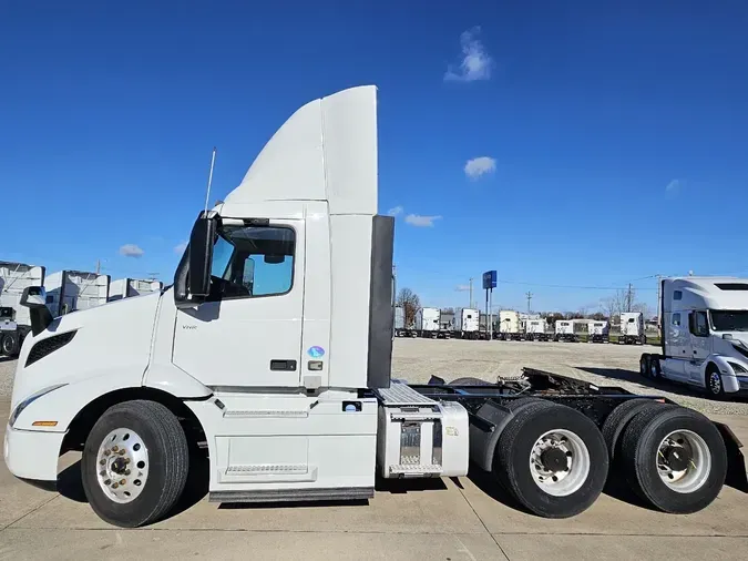 2021 VOLVO VNR64T300