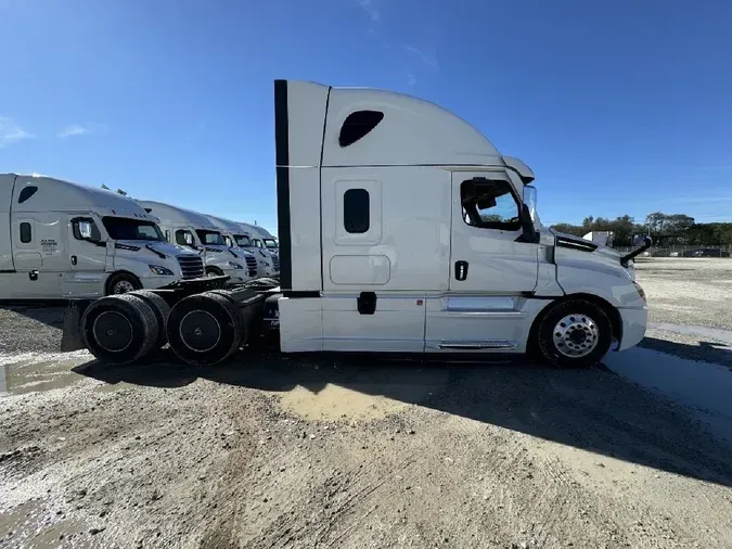 2023 FREIGHTLINER Cascadia 126