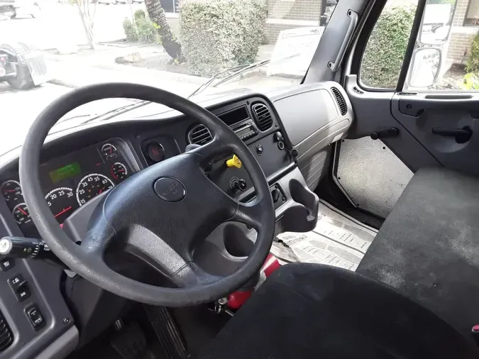 2016 FREIGHTLINER M2 106