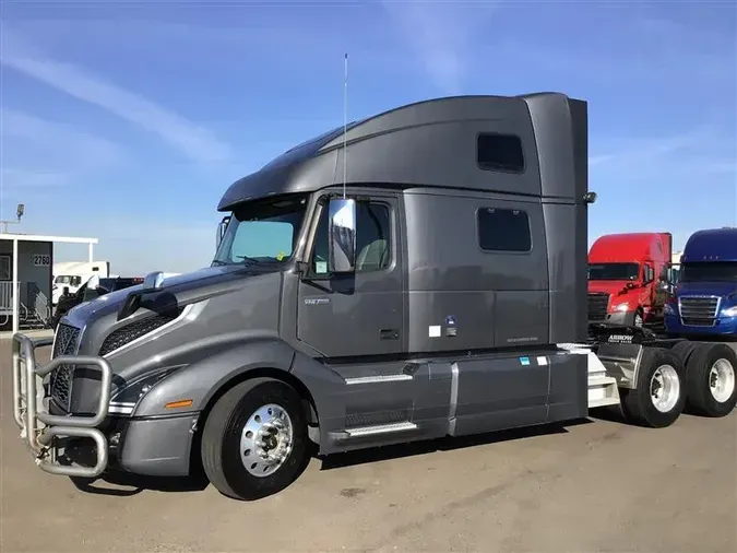 2021 VOLVO VNL860