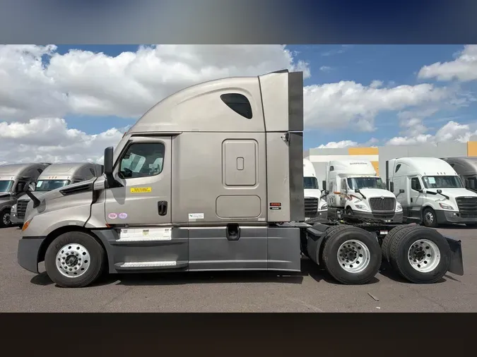 2025 Freightliner Cascadia 126c28472066f5b8853a617a03520877eaa