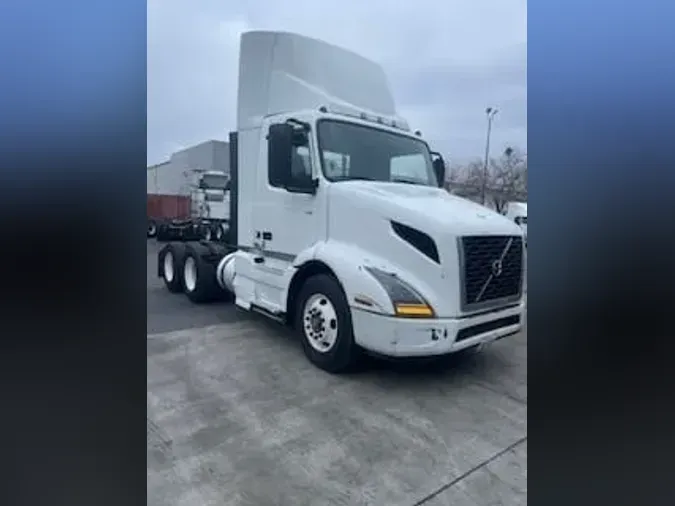 2018 VOLVO VNL64T-300