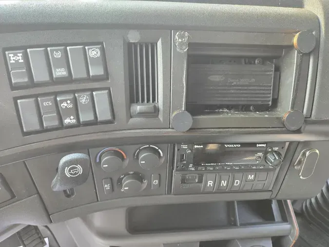 2022 VOLVO VNL64T740