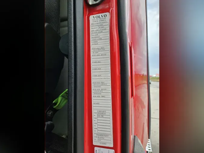 2020 VOLVO VNR64T300