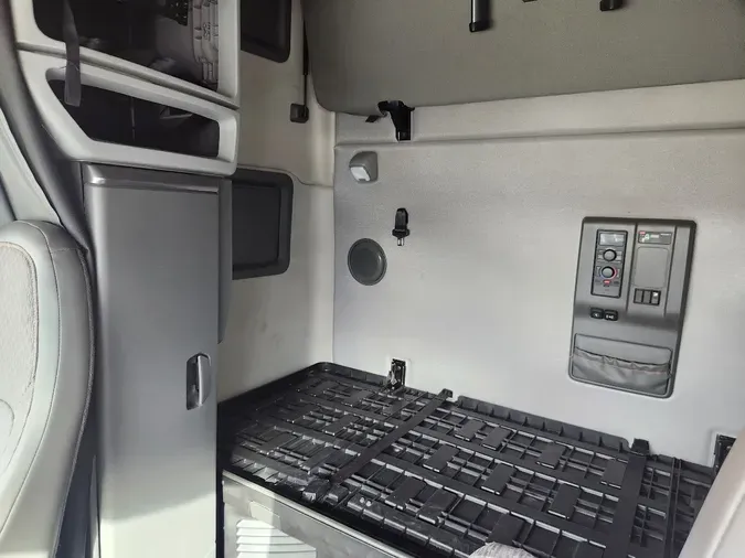 2022 VOLVO VNL64T760