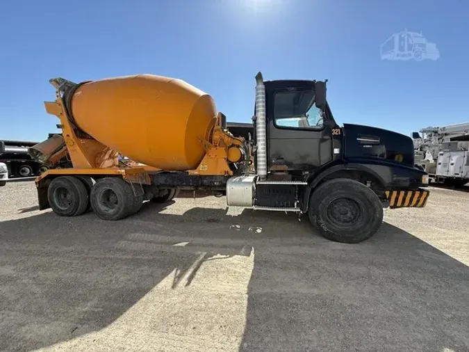 2015 VOLVO VHD64F200