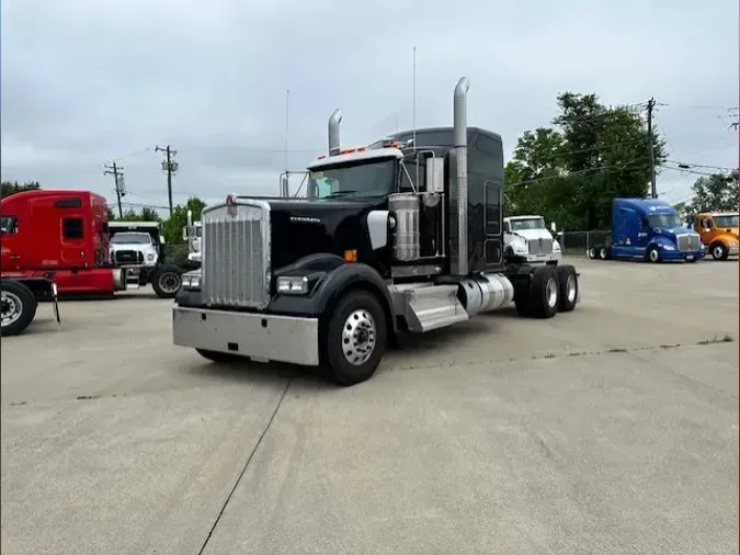 2025 Kenworth W900