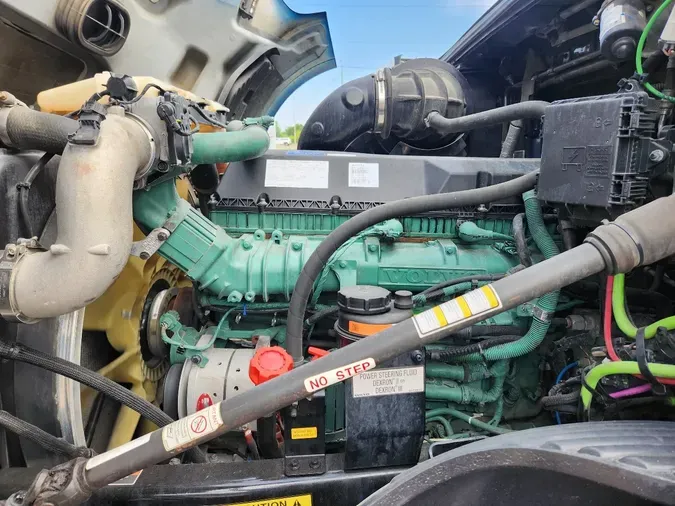 2022 VOLVO VNL64T740