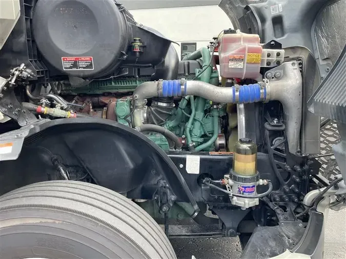 2022 VOLVO VNL760